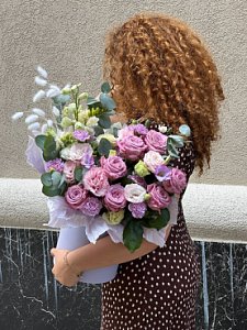 Цветы в коробке 039 из эустом, роз, гвоздик